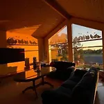 Keltainen Talo - Tilava Laehellae Saloa Villa *